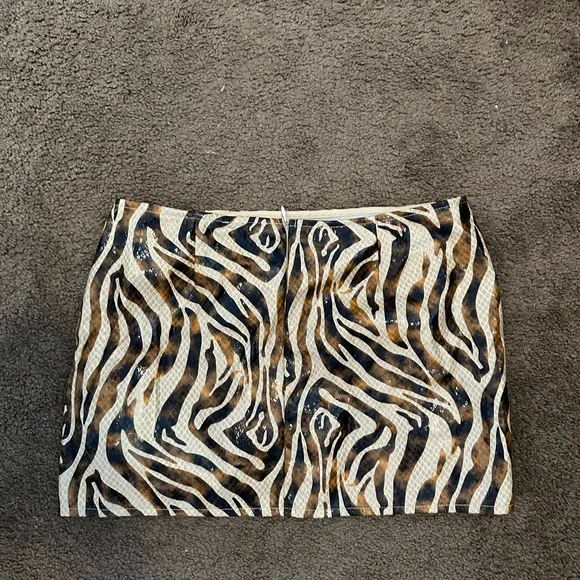 NWT Pretty Little Thing Zebra mini skirt - Picture 3 of 4